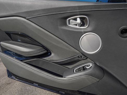 Used 2022 Aston Martin V8 Vantage Coupe image 35