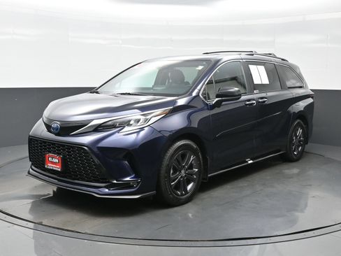 Used 2024 Toyota Sienna XSE w/ XSE Plus Package AWD/4WD image 2