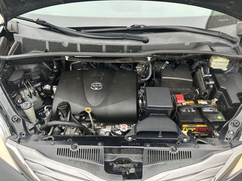 Used 2017 Toyota Sienna XLE image 12