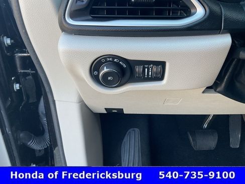 Used 2024 Chrysler Pacifica Touring-L FWD image 45