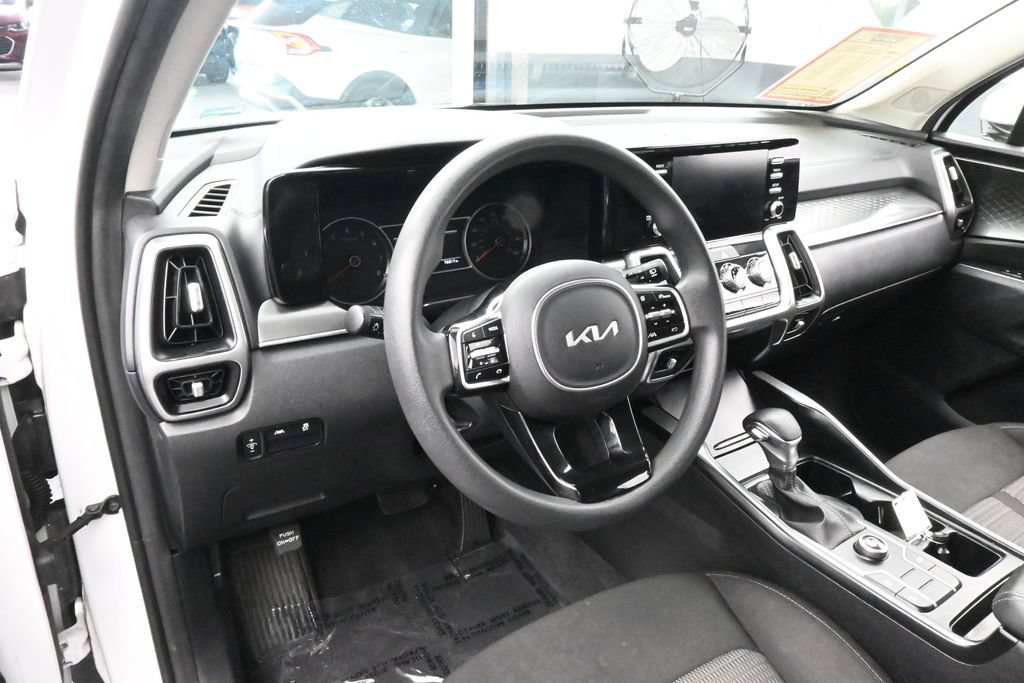 Used 2023 Kia Sorento LX FWD image 11