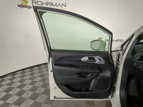 Used 2020 Chrysler Pacifica Limited w/ Advanced Safetytec Group image 19