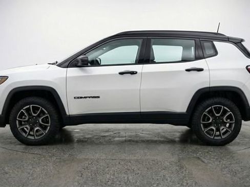 Used 2025 Jeep Compass Trailhawk AWD/4WD image 4
