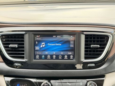 Used 2018 Chrysler Pacifica Touring-L FWD image 53