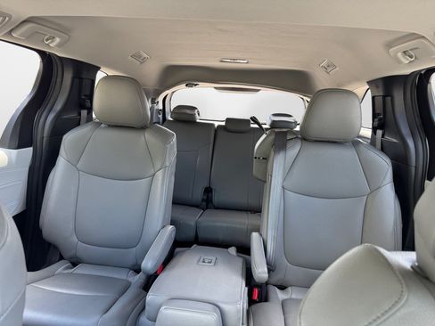 Used 2025 Toyota Sienna XLE FWD image 12