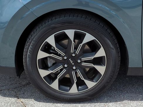 Certified 2024 Kia Carnival EX FWD image 11