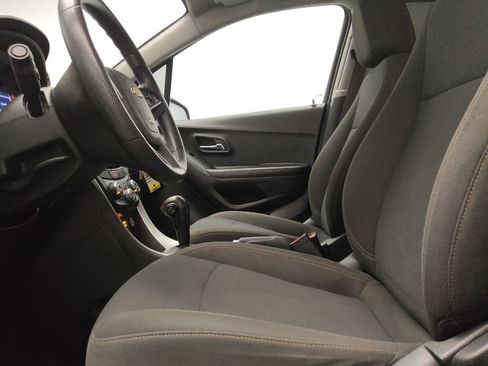 Used 2022 Chevrolet Trax LS w/ Tint and Cruise Package AWD/4WD image 17