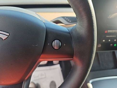 Used 2022 Tesla Model Y Performance image 23