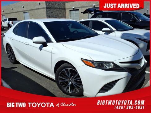 Used 2018 Toyota Camry SE FWD image 1