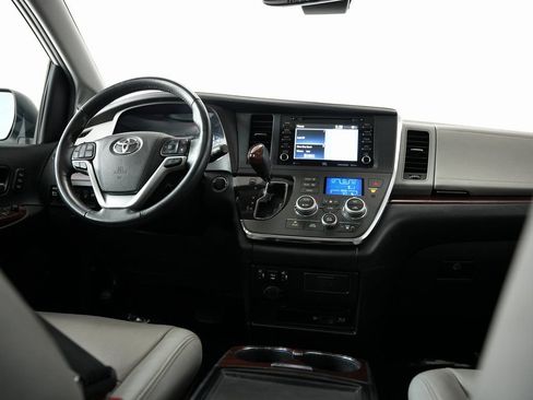 Used 2019 Toyota Sienna Limited Premium image 10