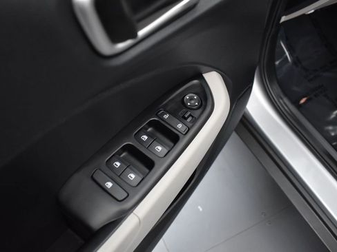 Used 2025 Hyundai Venue SEL FWD image 6