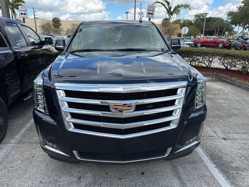 Used 2019 Cadillac Escalade Luxury image 3