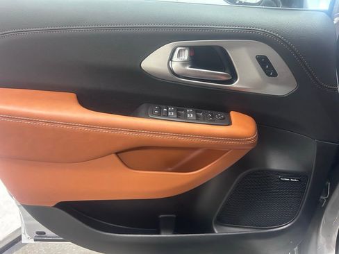 New 2026 Chrysler Pacifica Pinnacle image 4
