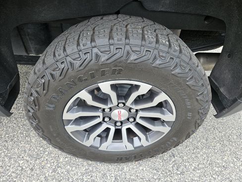 Used 2023 GMC Sierra 1500 AT4 w/ AT4 Premium Package AWD/4WD image 14