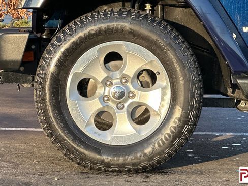 Used 2013 Jeep Wrangler Unlimited Sahara w/ Connectivity Group image 31