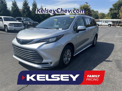 Used 2024 Toyota Sienna XLE image 1