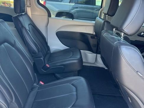 Used 2022 Chrysler Pacifica Touring-L FWD image 8