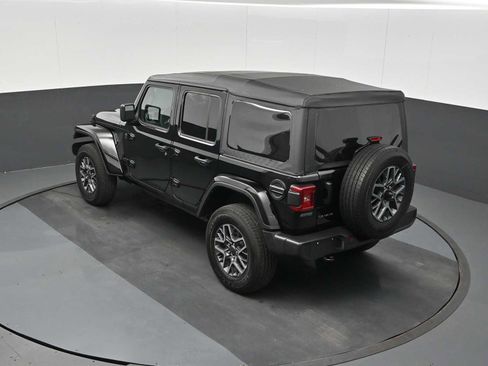 Used 2025 Jeep Wrangler Unlimited Sahara AWD/4WD image 14