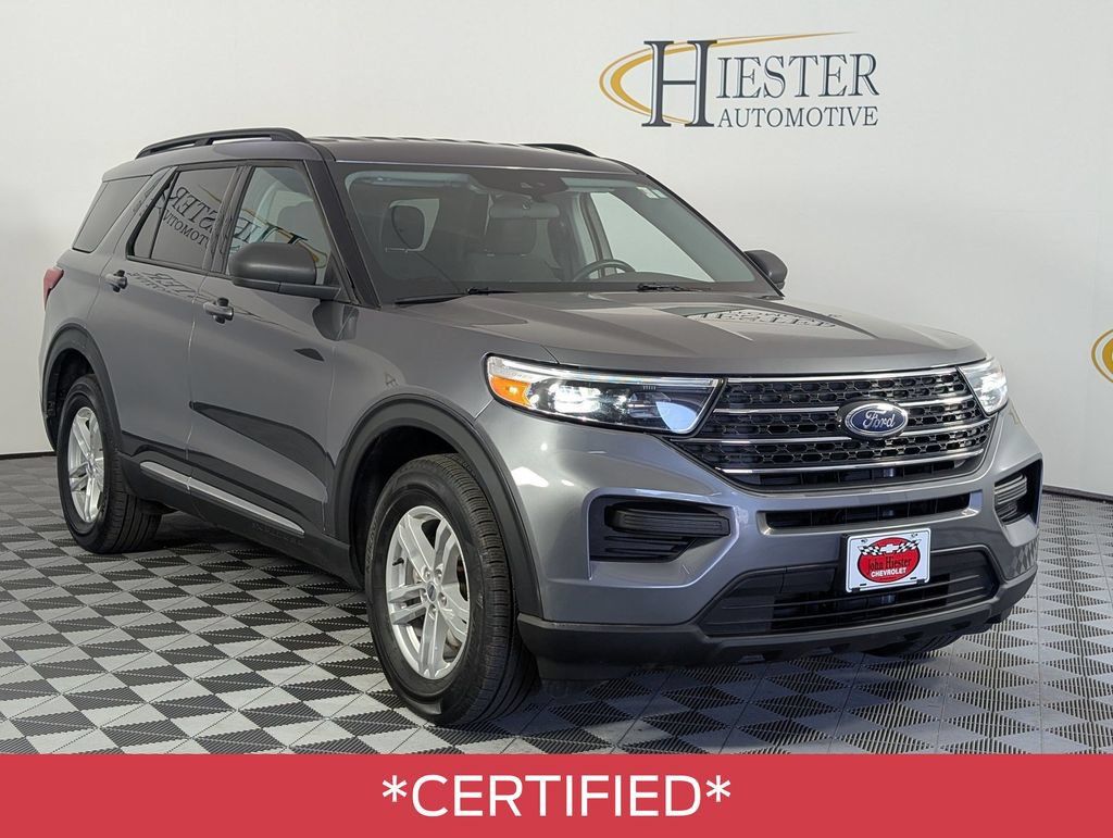 Used 2023 Ford Explorer XLT AWD/4WD image 2