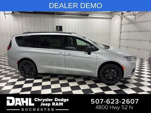 Used 2026 Chrysler Pacifica Select w/ S Appearance Package AWD/4WD image 1