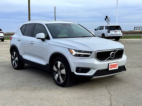 Used 2022 Volvo XC40 T5 Momentum w/ Premium Package image 4