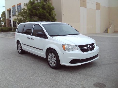 Used 2016 Dodge Grand Caravan American Value Package w/ UConnect Hands-Free Group FWD image 11
