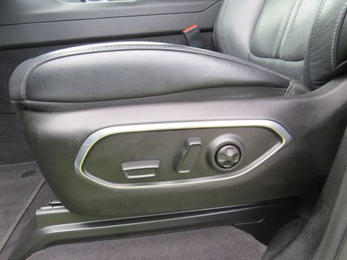 Used 2024 Jeep Wagoneer L Series II w/ Flexible Seating Group AWD/4WD image 18