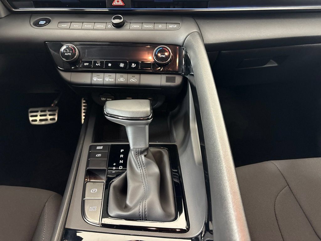 New 2025 Hyundai Elantra SEL FWD image 23