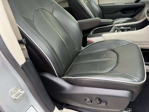 Used 2024 Chrysler Pacifica Limited image 10