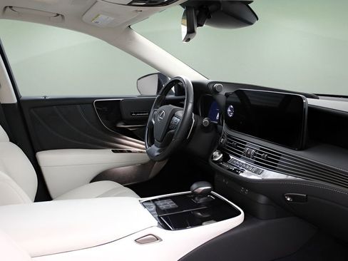 Used 2023 Lexus LS 500 w/ Interior Upgrade Package image 16