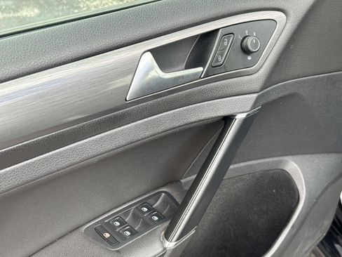 Used 2021 Volkswagen Golf 4-Door image 18