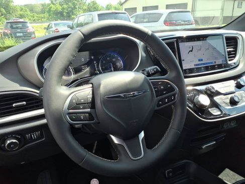 Used 2025 Chrysler Pacifica Select FWD image 6