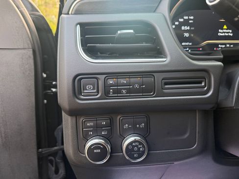 Used 2024 GMC Yukon XL SLT w/ SLT Luxury Package image 18