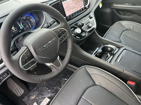 New 2026 Chrysler Pacifica Limited image 10