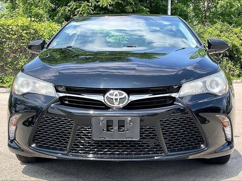 Used 2017 Toyota Camry SE w/ Moonroof Package FWD image 3