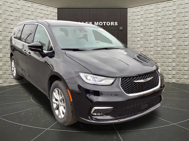 New 2026 Chrysler Pacifica Select AWD/4WD image 2