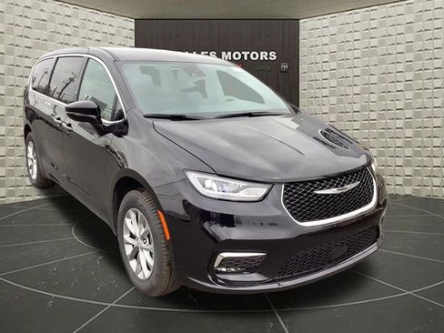New 2026 Chrysler Pacifica Select image 2