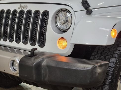 Used 2018 Jeep Wrangler Unlimited Sahara AWD/4WD image 14