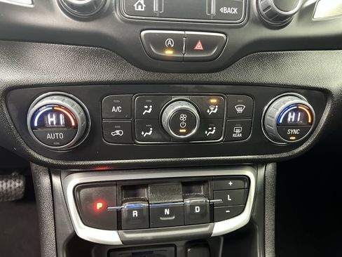 Certified 2024 GMC Terrain SLT image 22