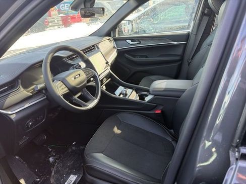 New 2026 Jeep Grand Cherokee Altitude image 9