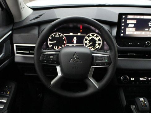New 2026 Mitsubishi Outlander SE image 21