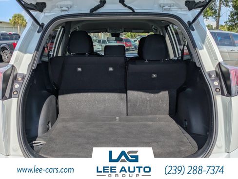 Used 2018 Toyota RAV4 LE FWD image 11