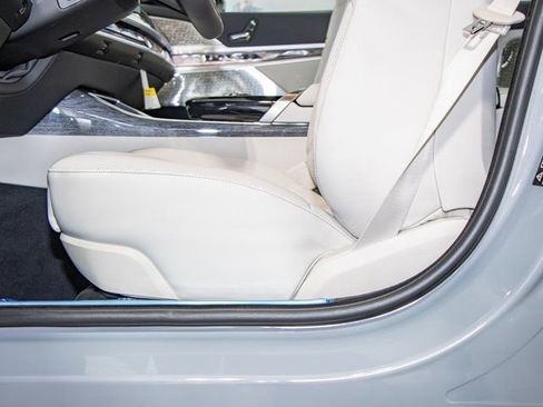 Used 2025 BMW 760i xDrive w/ Executive Package image 16