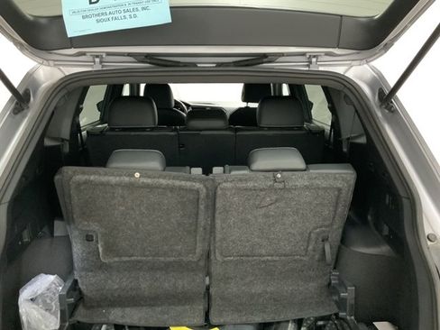 Used 2023 Volkswagen Tiguan SE R-Line FWD image 17
