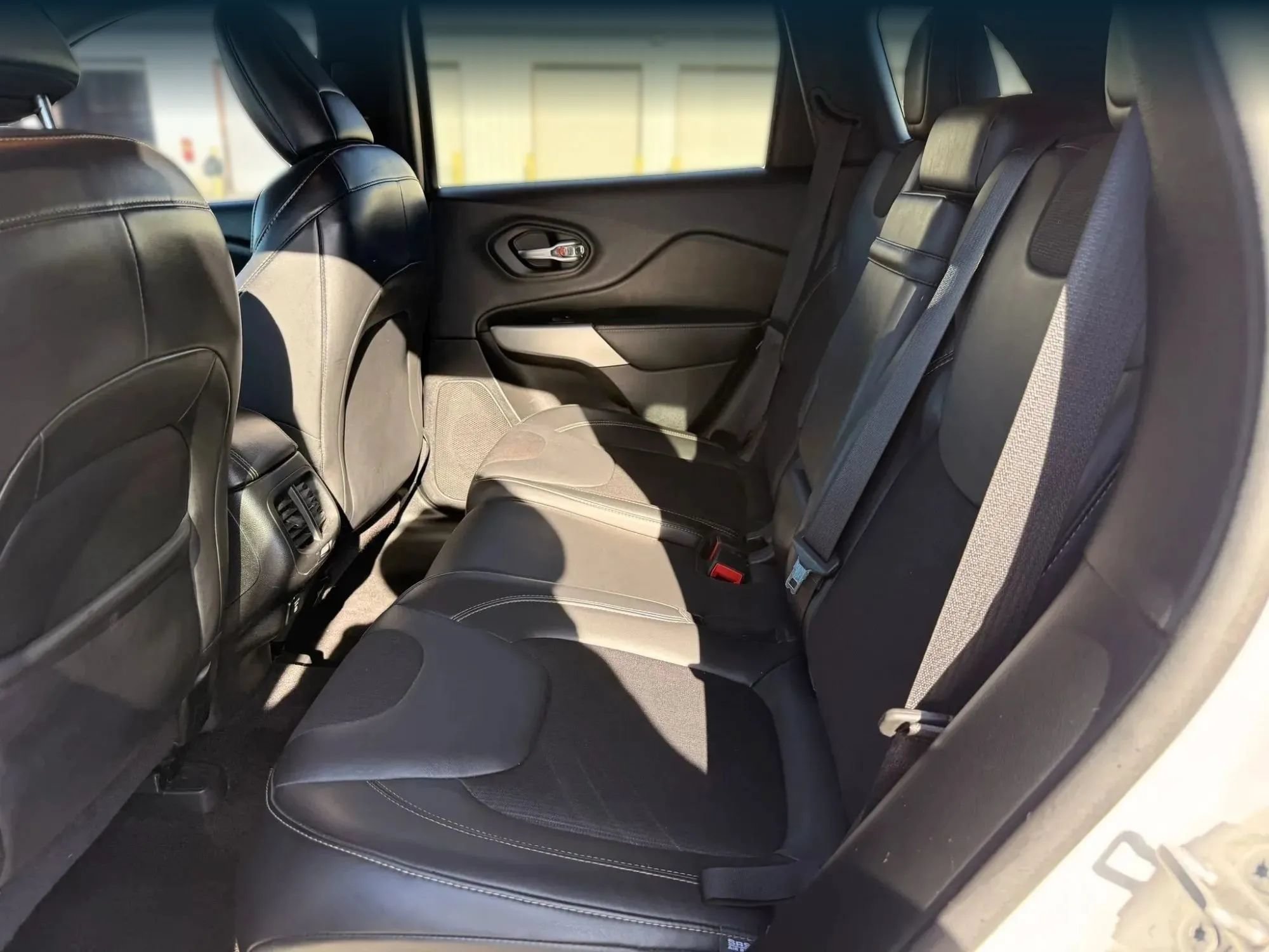 Used 2018 Jeep Cherokee Latitude Plus FWD image 21