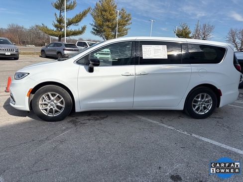 Used 2025 Chrysler Pacifica Select image 17