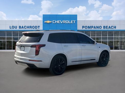 Used 2022 Cadillac XT6 Premium Luxury FWD image 3