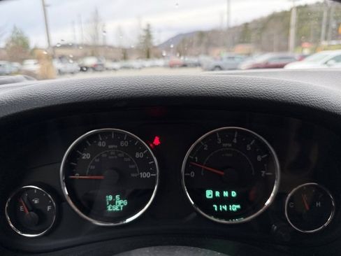 Used 2018 Jeep Wrangler Unlimited Rubicon w/ Connectivity Group image 27