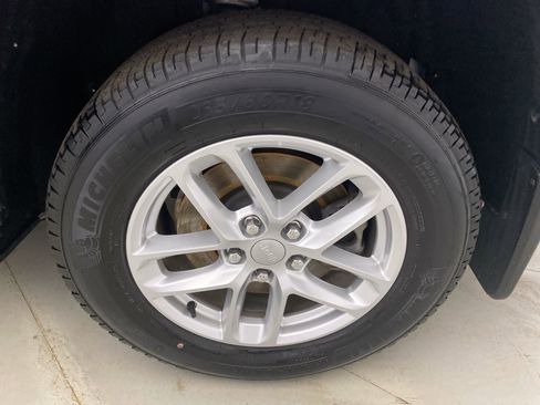 Used 2021 Jeep Grand Cherokee L Laredo w/ Luxury Tech Group I AWD/4WD image 23