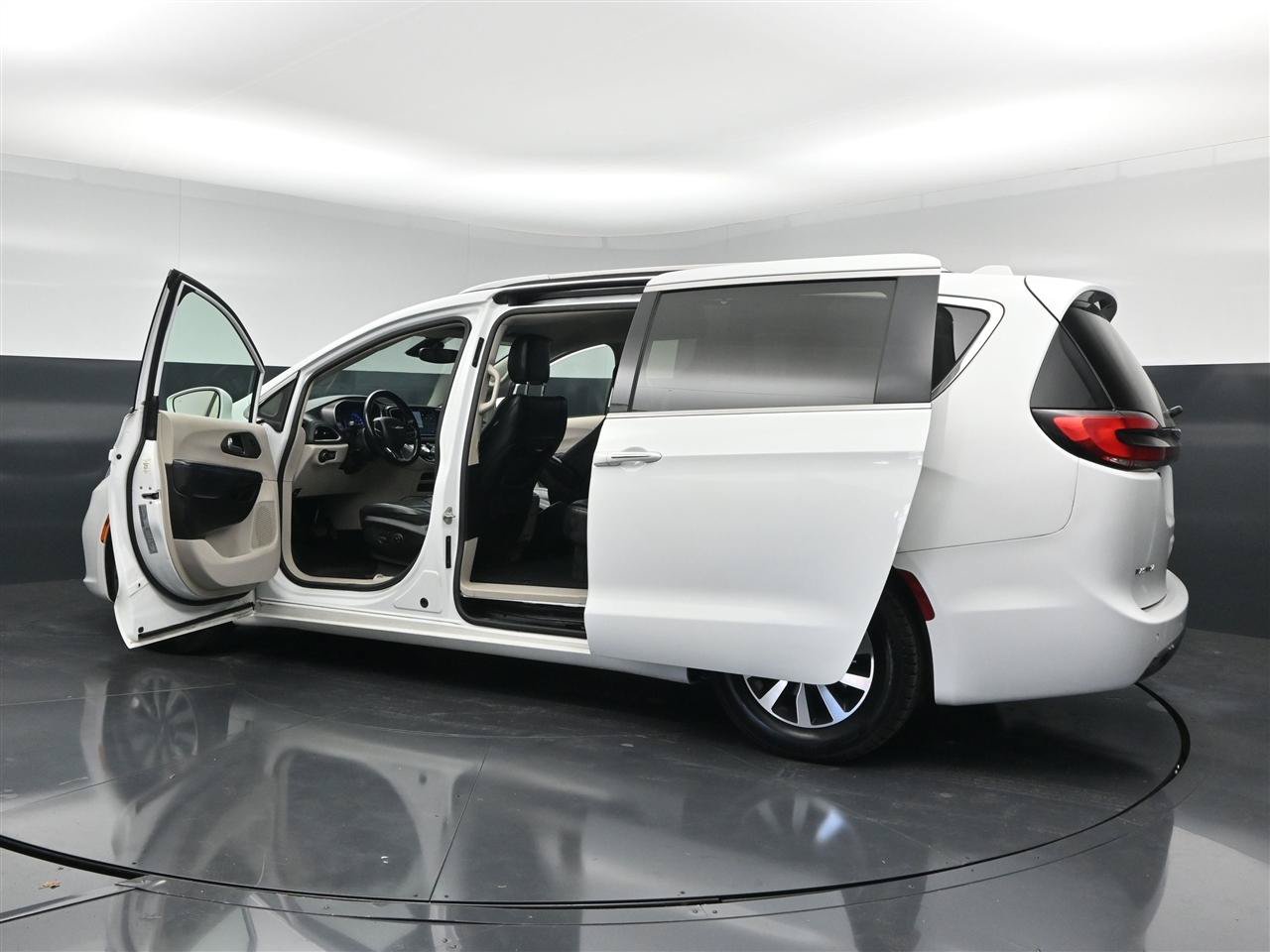 Used 2021 Chrysler Pacifica Touring-L FWD image 28